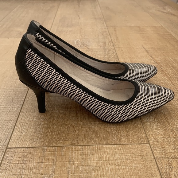 Tahari 2” houndstooth pattern heels - Picture 2 of 3